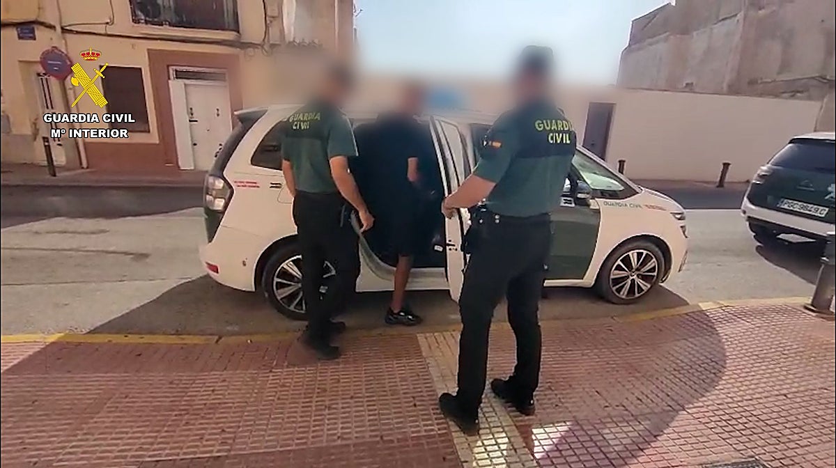 Imagen de la detención del presunto ladrón a manos de la Guardia Civil