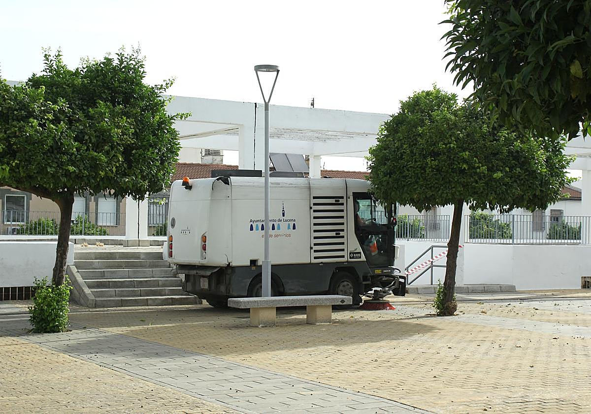 Imagen de una máquina de limpieza municipal en Lucena