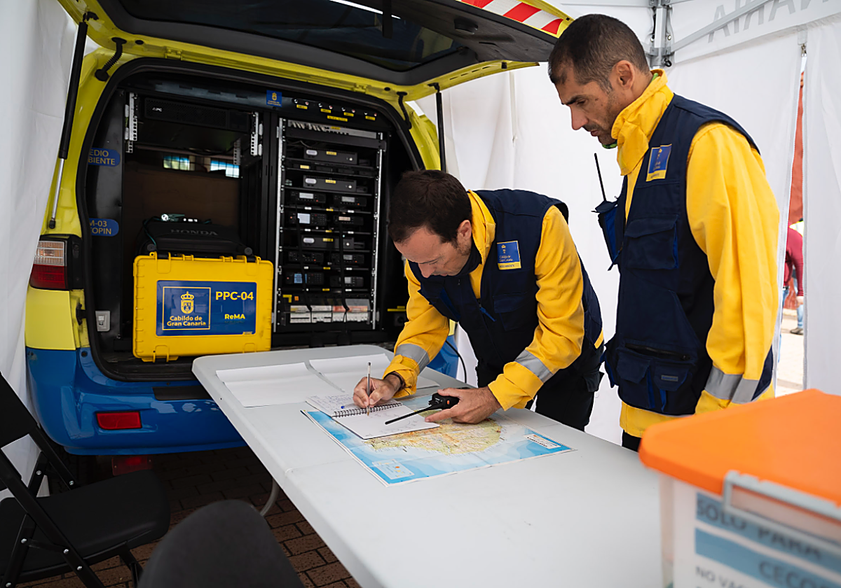 Dos especialistas en incendios forestales de Gran Canaria se suman al operativo contra el fuego en Castilla y León