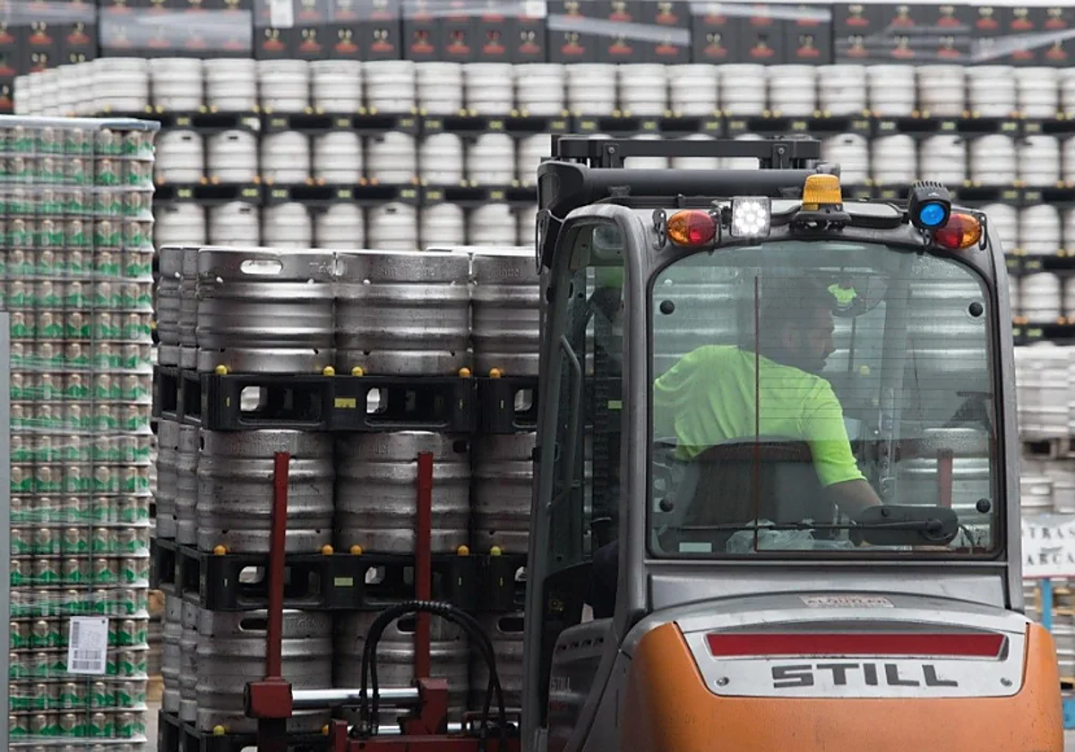 Imagen de archivo de un almacén de barriles de cerveza