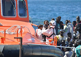 Canarias exige  el cumplimiento del decreto de menores migrantes y avisa: «Le puede pasar a otro territorio»