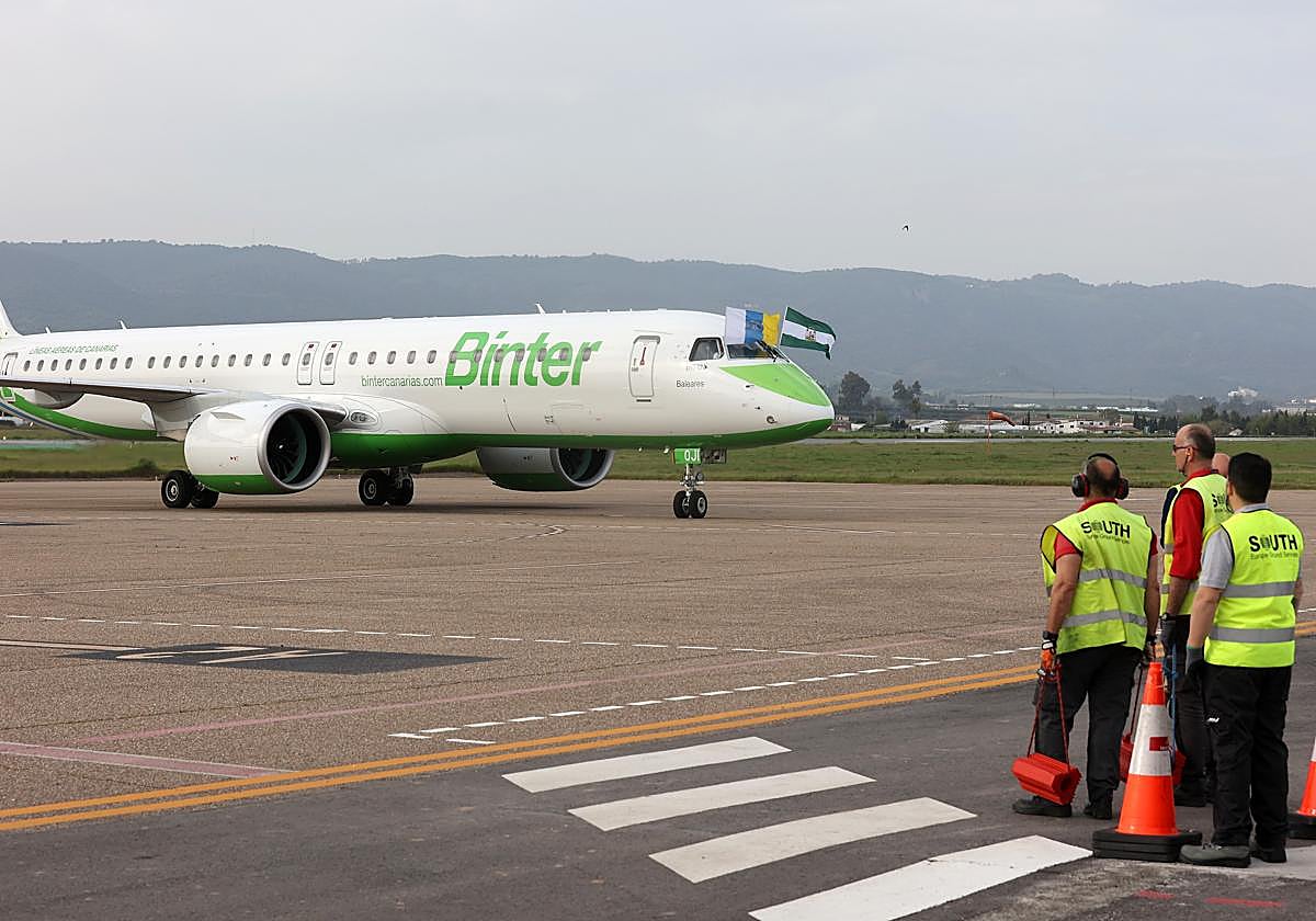 Imagen de la llegada el 1 de abril del primer vuelo de Binter a CórdobaUI