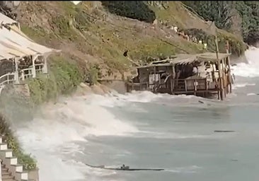 La marea arrasa con la pasarela y el chiringuito de la playa de los Caños de Meca y deja daños en la provincia de Cádiz