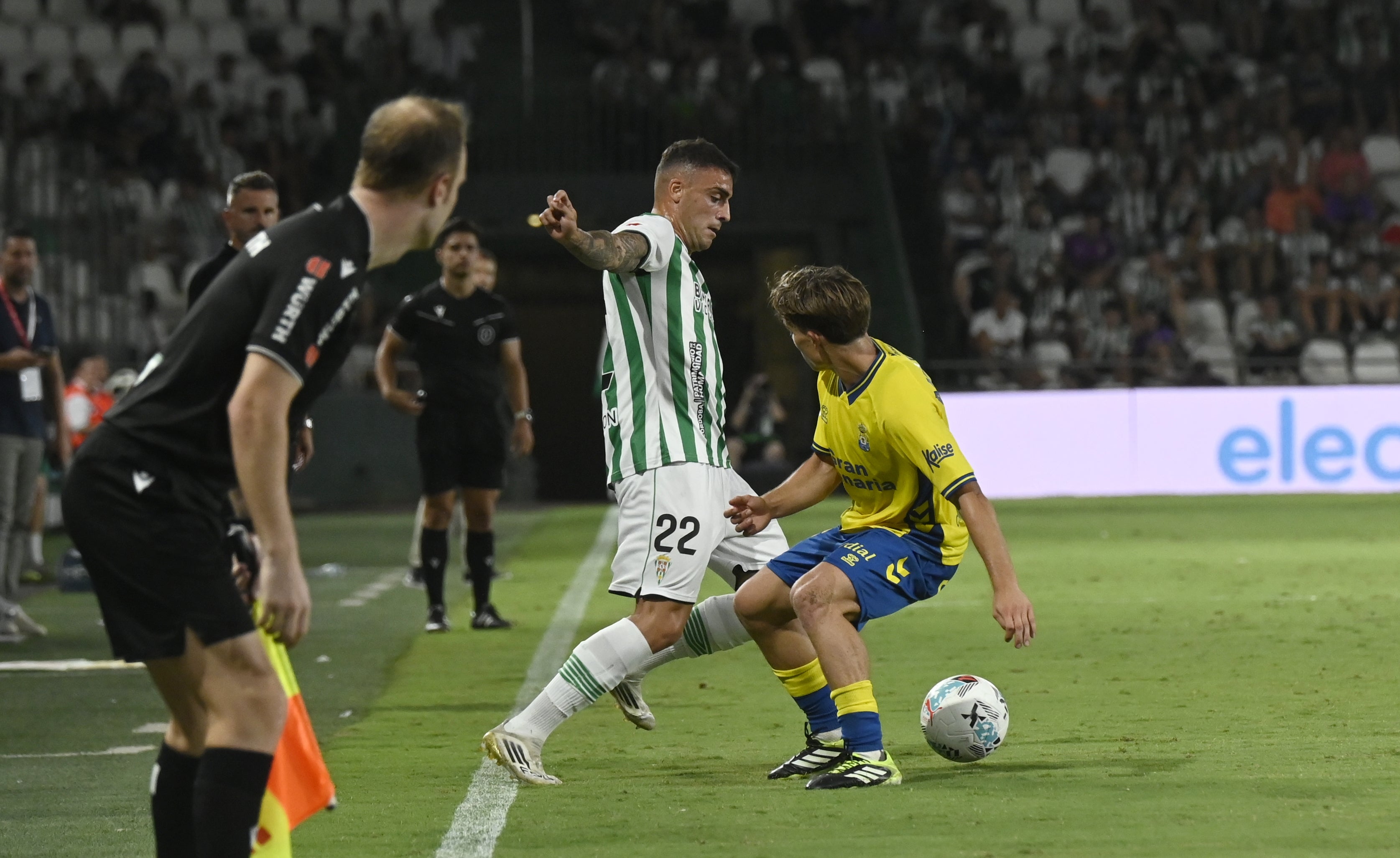 Carlos Isaac se va de un rival en el partido ante Las Palmas