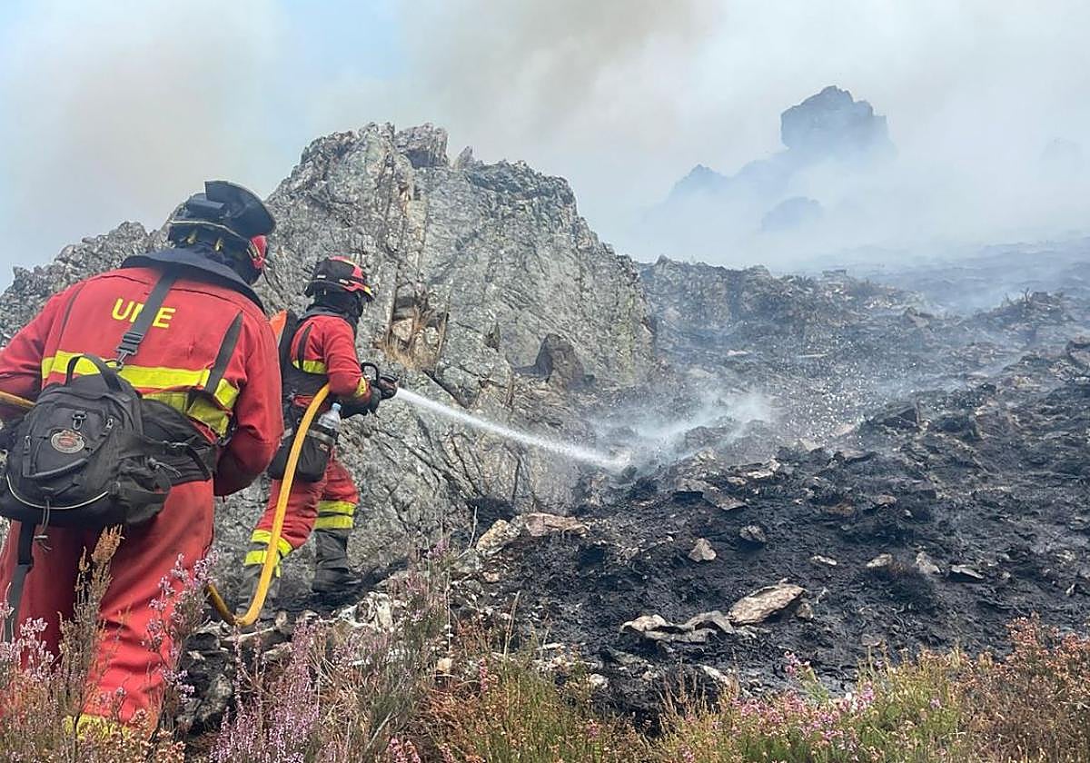 Personal de la UME realizando trabajos de liquidación y perimetración en el incendio de Galicia
