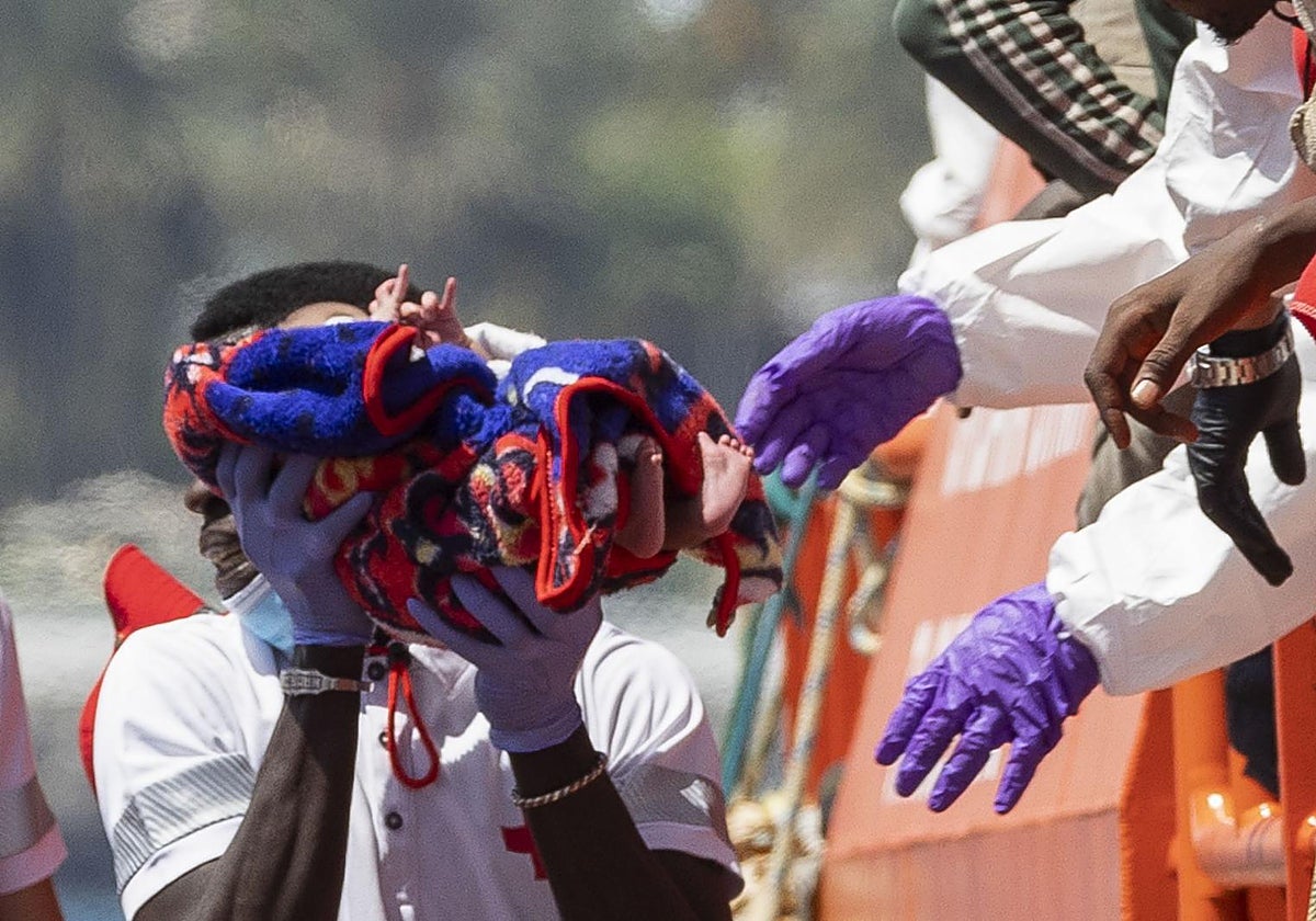 Un bebé de pocos meses en su desembarque en la llegada al puerto de Puerto de Arguineguín.