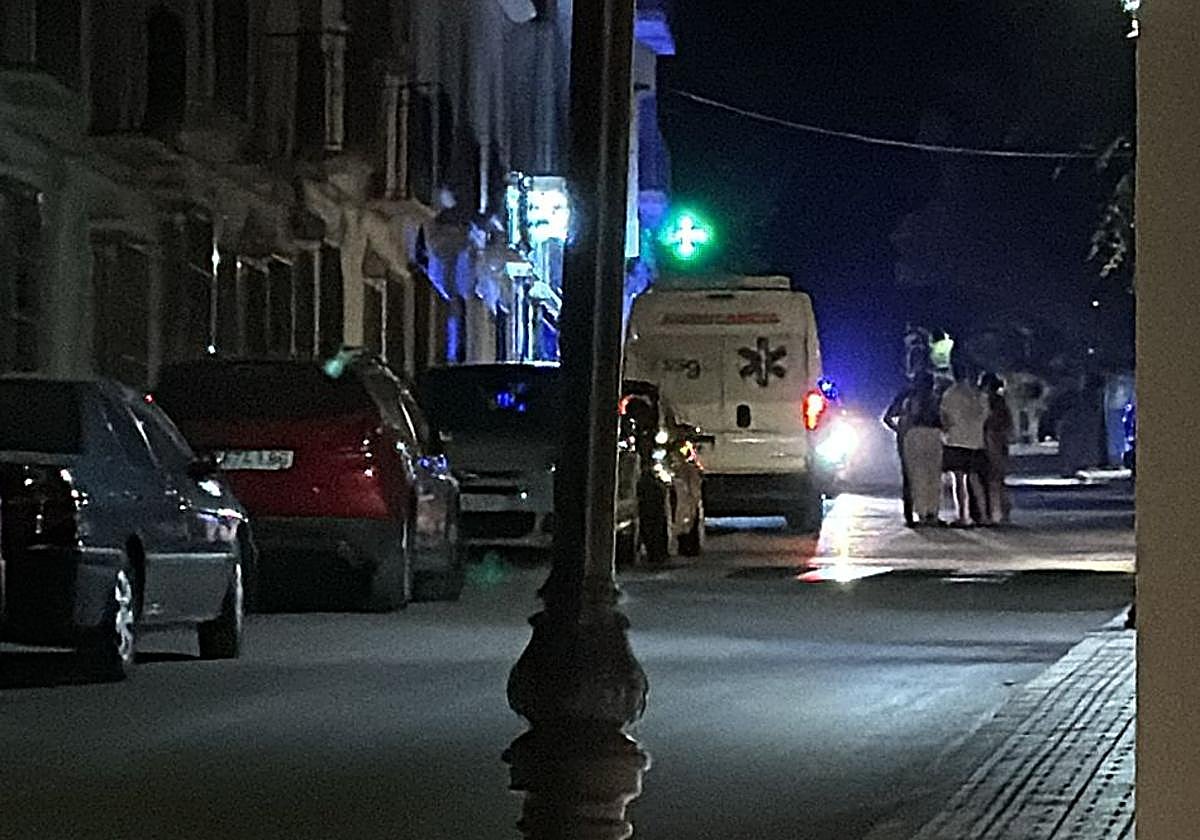 Servicios sanitarios, en la noche del martes ante el bar donde se produjo el asesinato