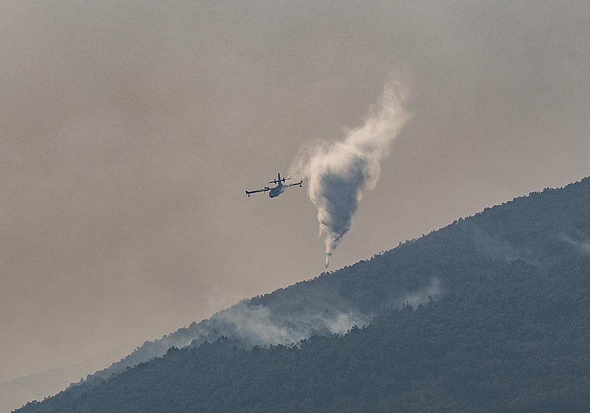 Un hidroavión colaborando en las labores de extinción del fuego, en Jerte, Cáceres, Extremadura (España)