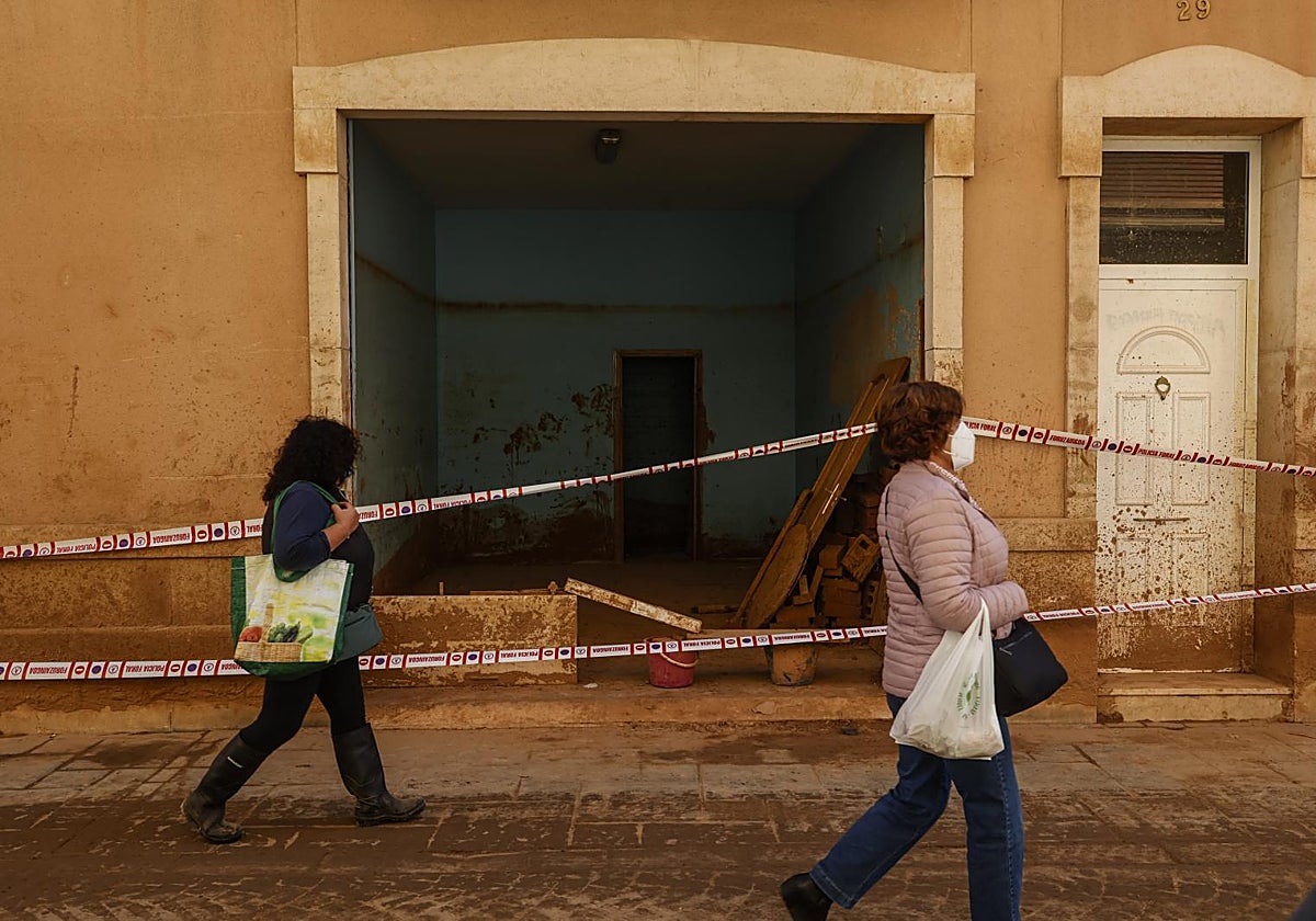 Imagen de archivo de dos vecinas en la localidad valenciana de Paiporta, afectada por la dana