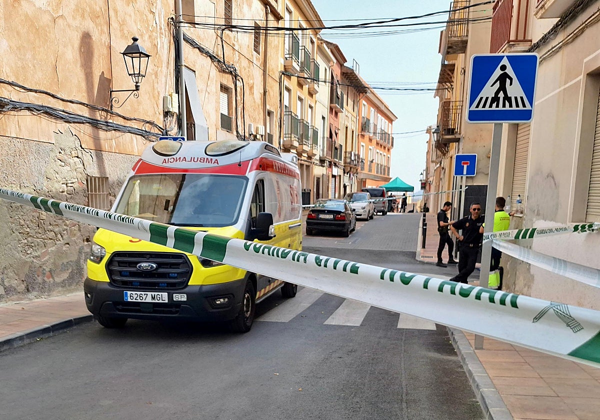 Efectivos policiales y de Emergencias sanitarias, dentro de la zona acordonada por la Guardia Civil donde se encuentra el hombre atrincherado con armas