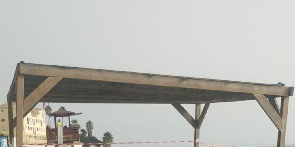 Hasta 15 rescates en las playas de Cádiz capital por el oleaje que arrasó con parte de la costa gaditana
