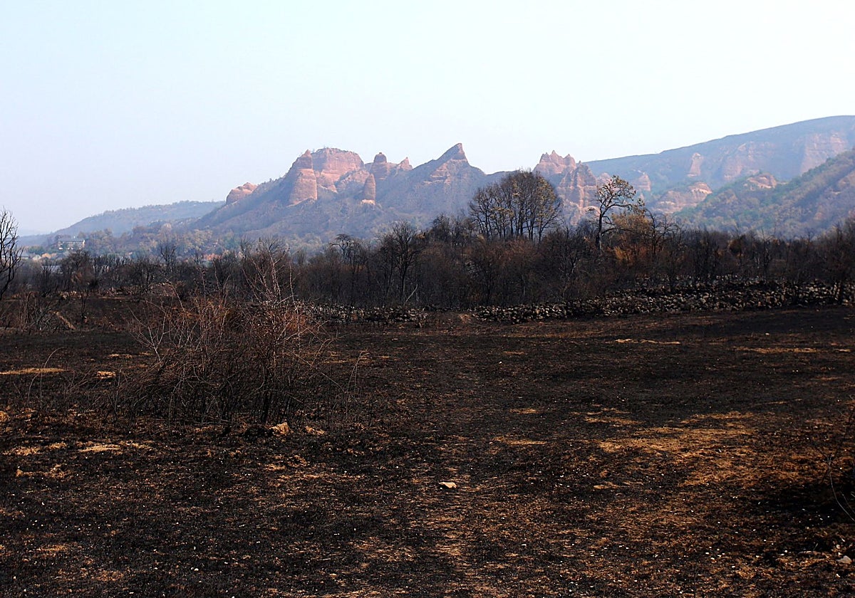 El paraje natural de Las Médulas, afectado por el incendio de Yeres (León)