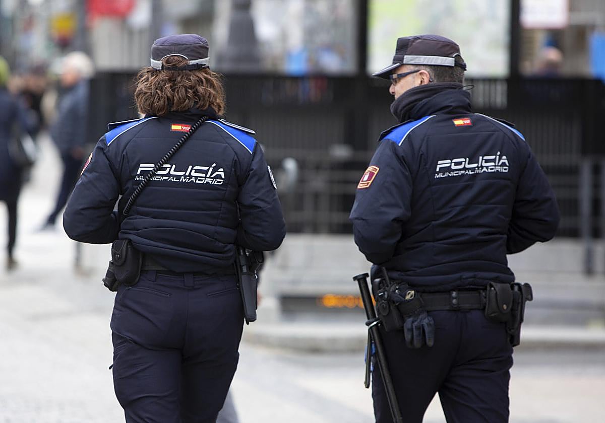 Dos agentes de la Policía Municipal de Madrid