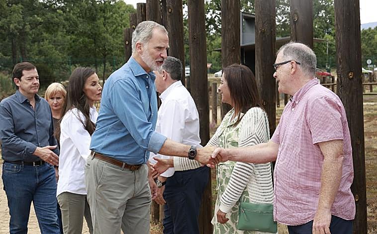 Imagen principal - Don Felipe y Doña Letizia se interesaron de primera mano de las necesidades de los alcaldes de las localidades afectadas por el incendio de Porto, que comenzó el 14 de agosto y sigue sin estar extinguido