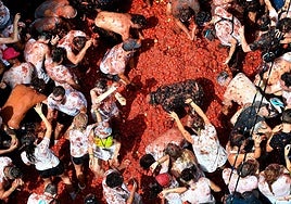 La Tomatina tiñe de rojo las calles de Buñol con más de 20.000 participantes de todo el mundo