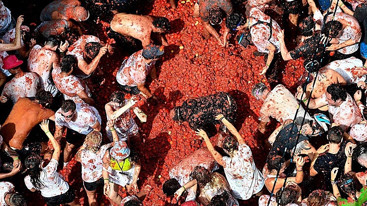 La Tomatina tiñe de rojo las calles de Buñol con más de 20.000 participantes de todo el mundo