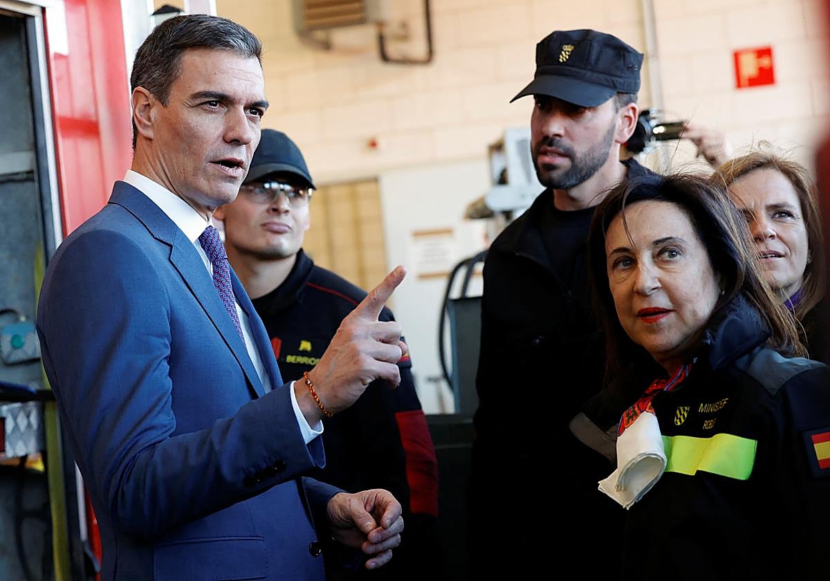 El presidente del Gobierno, Pedro Sánchez, junto a la ministra de Defensa, Margarita Robles
