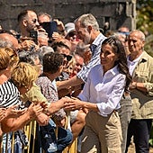 Los Reyes visitan las zonas afectadas por los fuegos en Orense