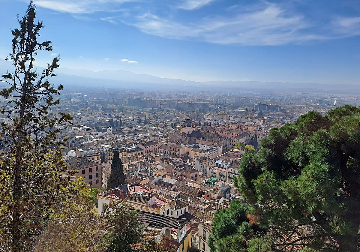 La famosa 'boina' que provoca la contaminación en Granada, vista desde el barrio del Realejo