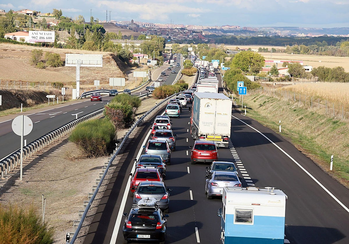 Imagen de archivo de retenciones de tráfico en la autovía A-62, entre Simancas y Tordesillas