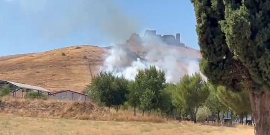 Se declara un incendio en el entorno del castillo de Almonacid de Toledo
