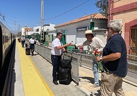 La Mesa del Ferrocarril recibe en Almería con flores, música y regalos a los pasajeros de Renfe como «disculpa»