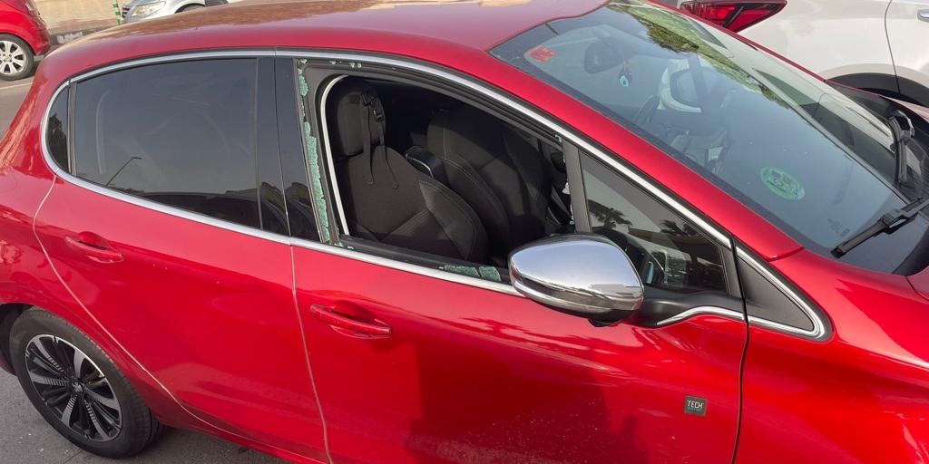 En estado crítico un niño de dos años rescatado del interior de un coche mientras su madre compraba