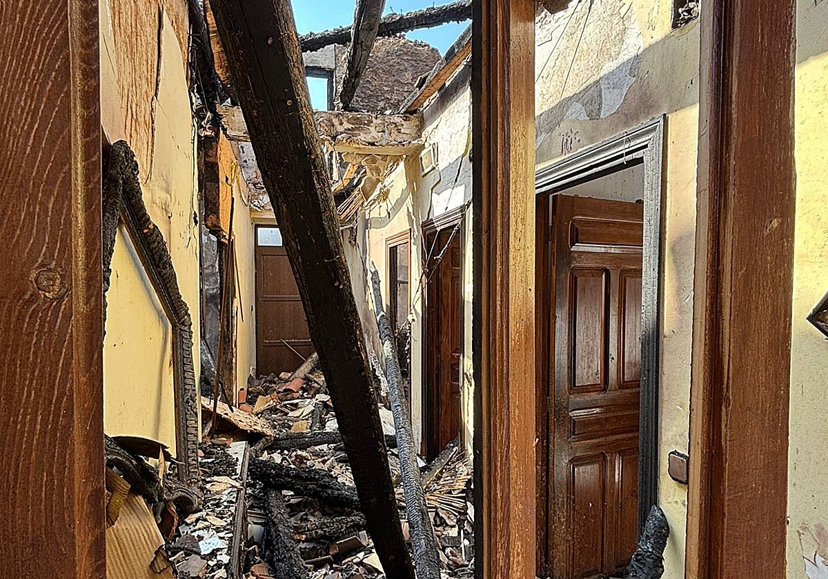 Casa familiar arrasada por el fuego en Cubo de Benavente (Zamora)