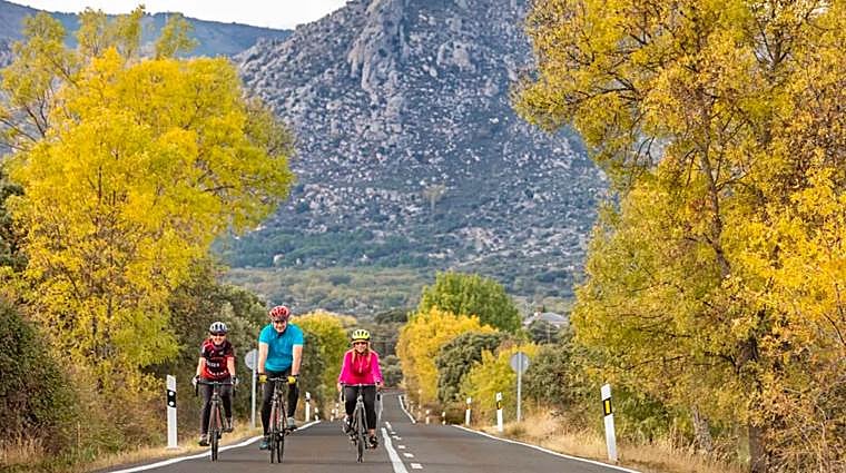 Tres personas montando en bicicleta en la sierra de Madrid