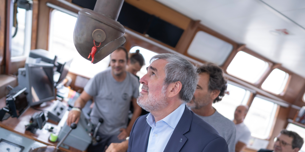 Clavijo visita el buque de Open Arms: «No se puede responder a la migración desde los despachos»
