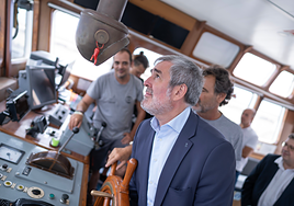 Clavijo visita el buque de Open Arms: «No se puede responder a la migración desde los despachos»