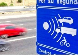 Señal de tráfico con una advertencia de radar en una carretera de Sevilla