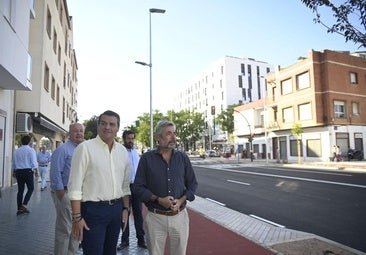 José María Bellido con Miguel Ángel Torrico, en la remodelada avenida de Trassierra