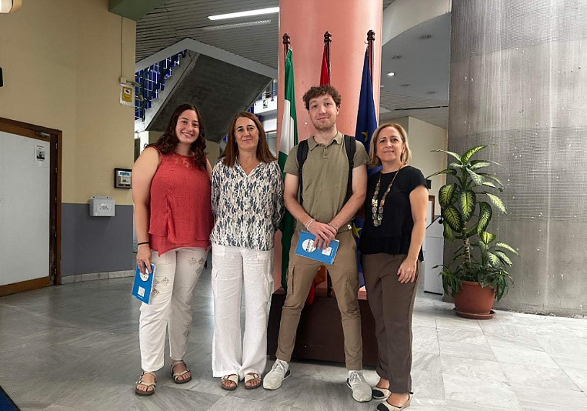 En el extremo de la izquierda y segundo por la derecha, dos auxiliares foráneos en el IES Murillo de Sevilla, el pasado mes de octubre