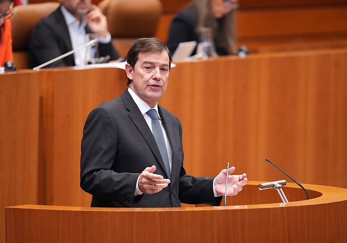 Alfonso Fernández Mañueco durante su comparecencia en el pleno extraordinario de las Cortes