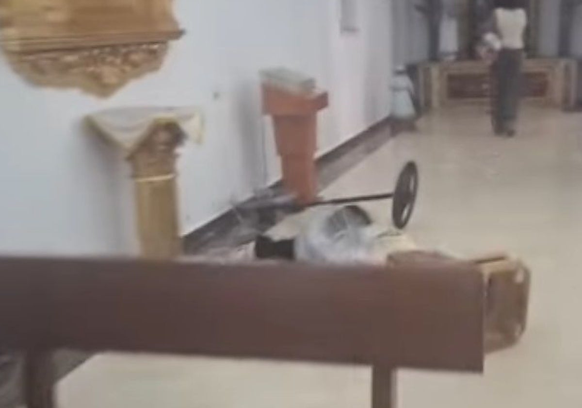 Una de las imágenes por el suelo, al fondo hay otra con la cabeza rota