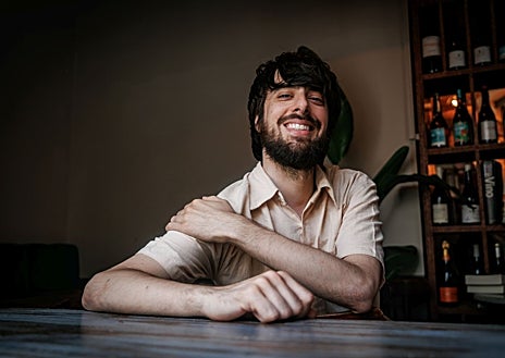 Imagen secundaria 1 - Sobre estas líneas, autores en estancias de la residencia literaria y David Uclés, en una reciente imagen de archivo