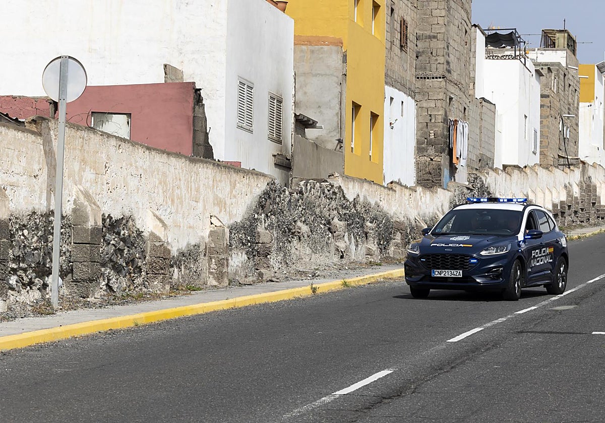 Un vehículo policial frente al inmueble de La Isleta donde fue encontrada una mujer con el cuerpo quemado, aún en investigación