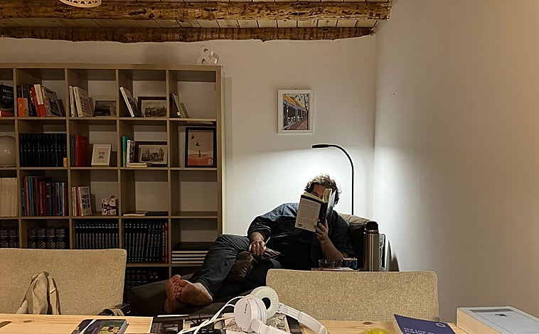 Imagen principal - Sobre estas líneas, autores en estancias de la residencia literaria y David Uclés, en una reciente imagen de archivo