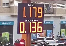 Gasolina a 0,13 euros por un fallo y tiene que venir la policía por la avalancha