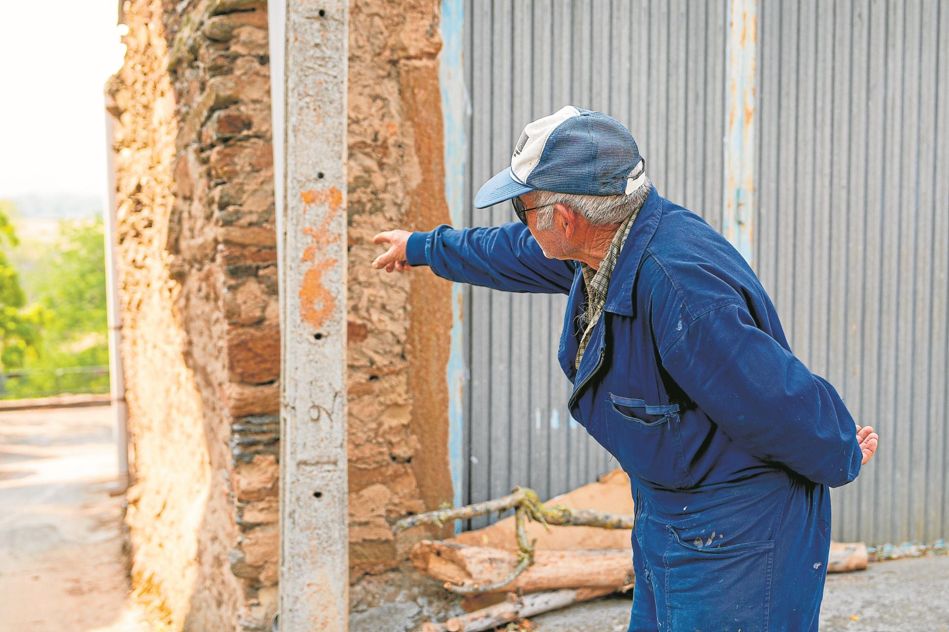 José señala por dónde se aproximaba el incendio