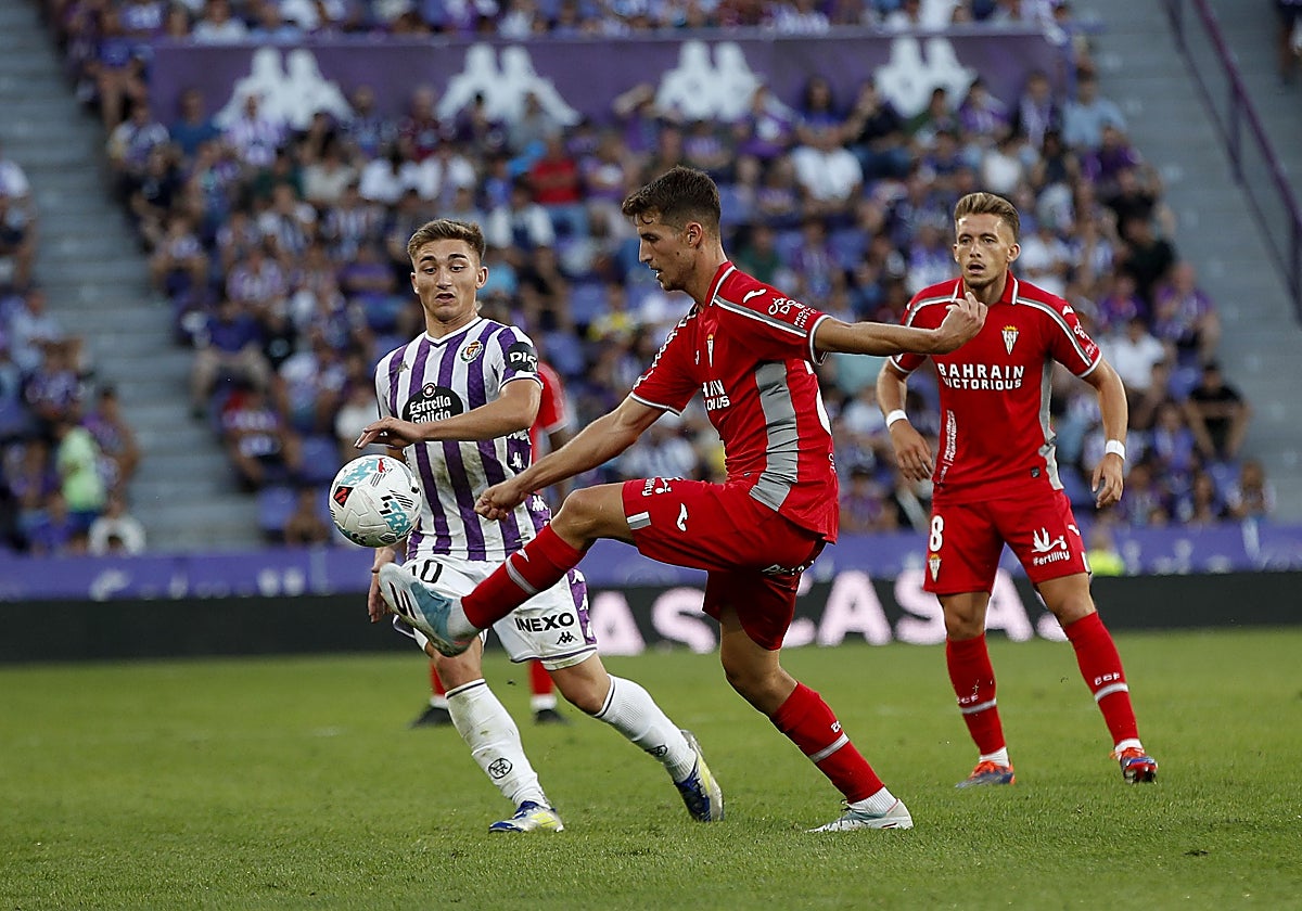 Pedro Ortiz controla el balón durante el partido en el José Zorrilla
