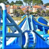 El parque acuático flotante más grande de España está en Galicia: precios, dónde está y cómo llegar
