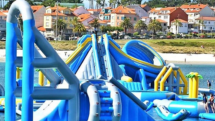 El parque acuático flotante más grande de España está en Galicia: precios, dónde está y cómo llegar