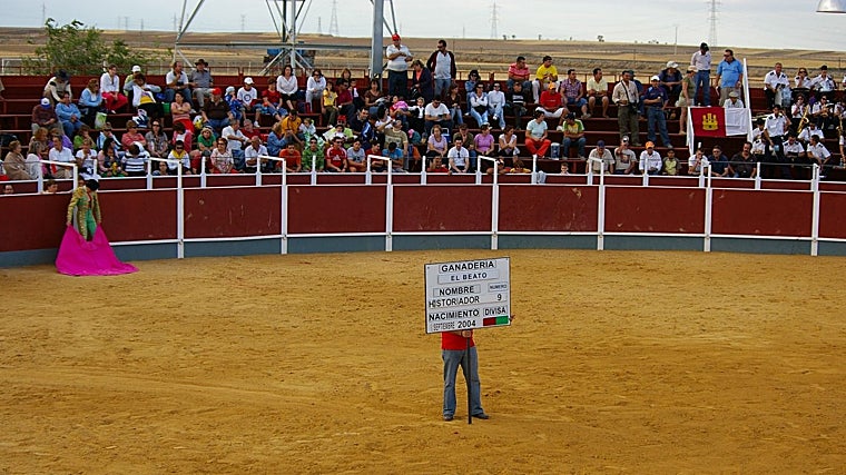 Imagen de la plaza portátil de Villaseca, donde se celebraron los festejos hasta el año 2013