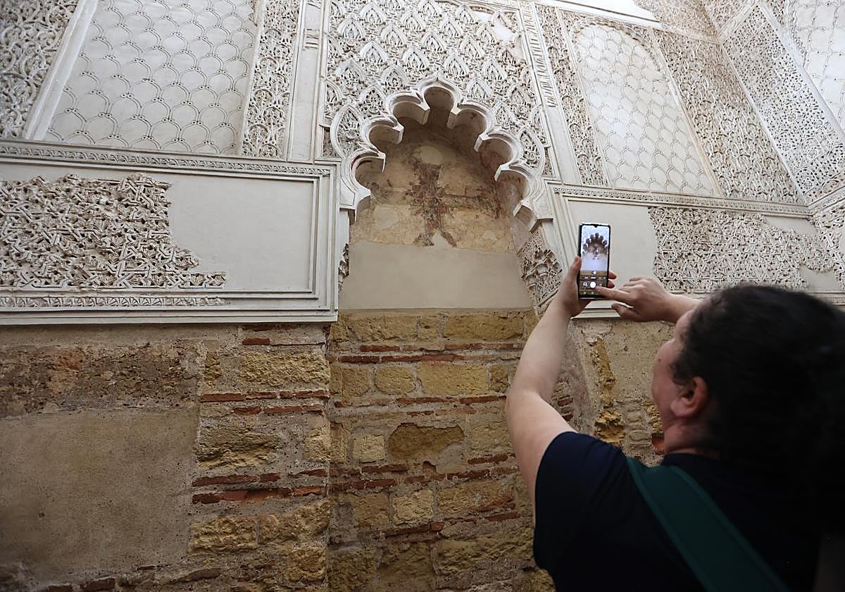 Una turista saca una foto dentro de la Sinagoga