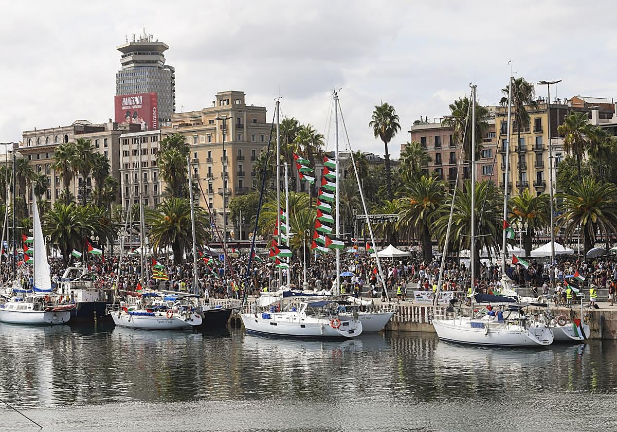 Los barcos antes de partir hacia Gaza en el puerto de Barcelona