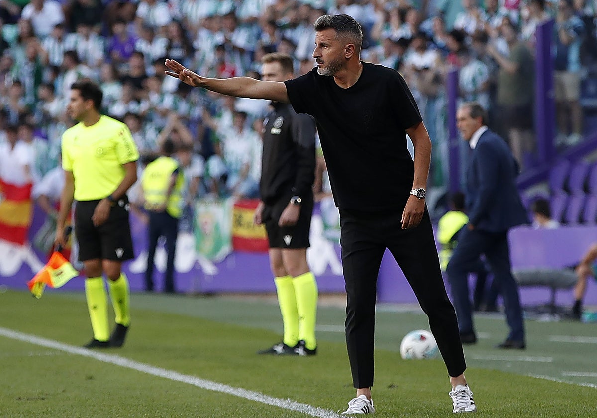 Iván Ania da instrucciones a los suyos desde el José Zorrilla de Valldolid