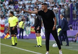 Iván Ania, estalla con los árbitros tras el gol anulado del Córdoba CF en Valladolid: «No sé para qué nos dan charlas»