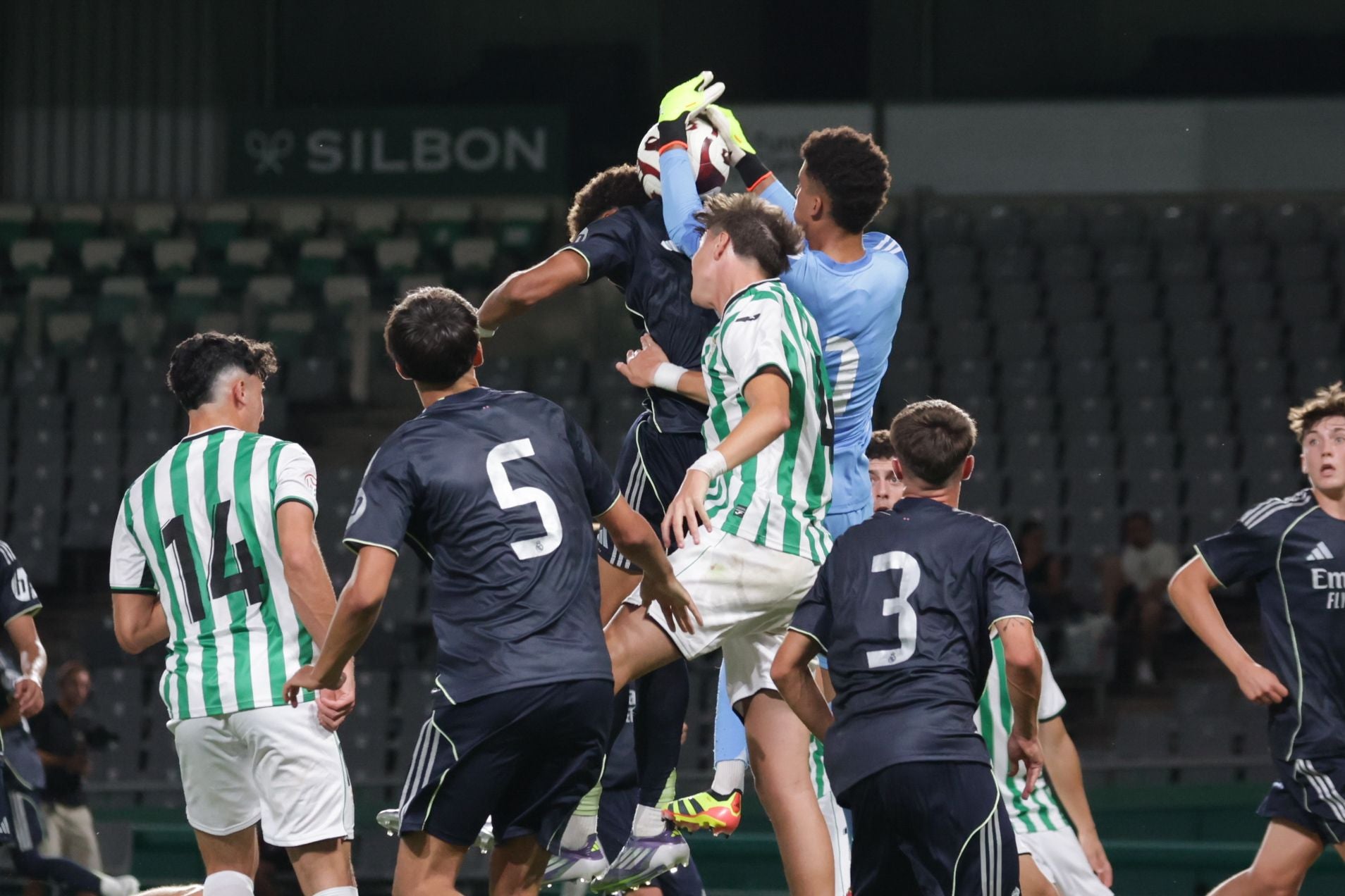 El Córdoba-Real Madrid de inicio del Mundial de Clubs Juvenil, en imágenes